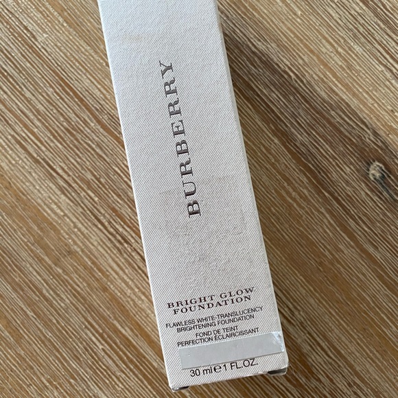 Burberry bright glow foundation #12 ochre nude - Picture 2 of 9